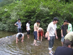 鮎のつかみ取り(夕飯のためにみんな必死です!)
